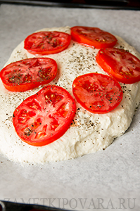 Белый хлеб с помидорами и базиликом