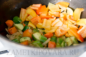 Овощное рагу с баклажанами и огурцами