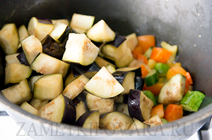 Овощное рагу с баклажанами и огурцами