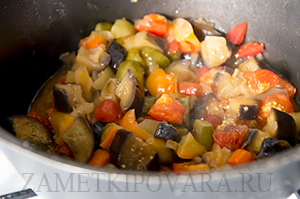 Овощное рагу с баклажанами и огурцами