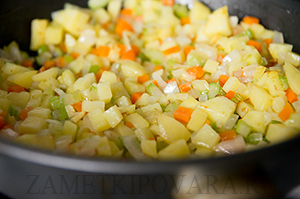 Суп с плавленным сыром, мясным фаршем и овощами