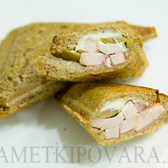 Сендвичи с копченной курицей и оливками
