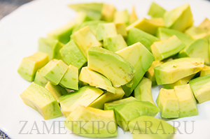 Салат из рукколы с брынзой и авокадо
