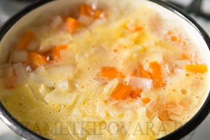 Тыквенный крем-суп с обжаренными креветками