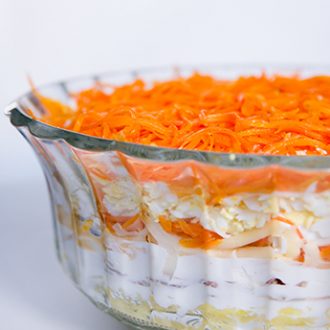 Слоеный салат из картофеля, консервированного тунца и корейской моркови
