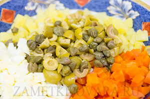 Салат оливье с креветками и раковыми шейками