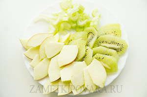 Салат с яблоком, киви и сельдереем под клубничным соусом