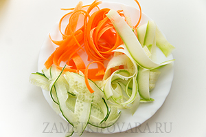 Салат из кабачка, моркови, огурца и корна