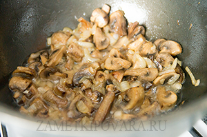 Тушёная молодая капуста с грибами