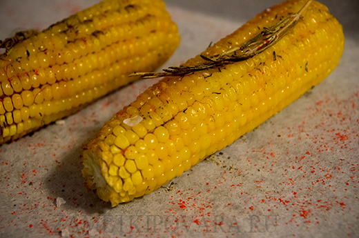 Кукуруза, запечённая с чесноком и сливочным маслом