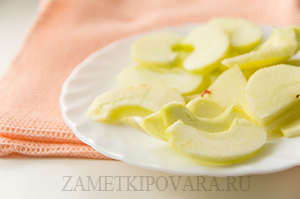 Салат из свеклы, яблок и сыра с грецкими орехами