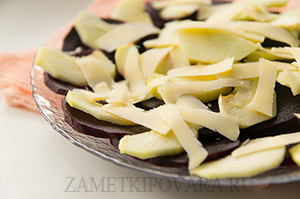 Салат из свеклы, яблок и сыра с грецкими орехами