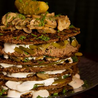 Печеночный торт с грибами и солеными огурцами