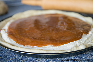 Пирог с творожной начинкой, абрикосовым джемом и грецкими орехами