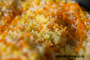 Рис с морковью, луком и кукурузой