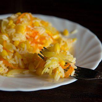 Рис с морковью, луком и кукурузой