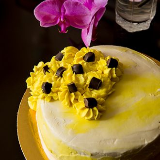 Бисквитный торт с персиками и кремом Пломбир