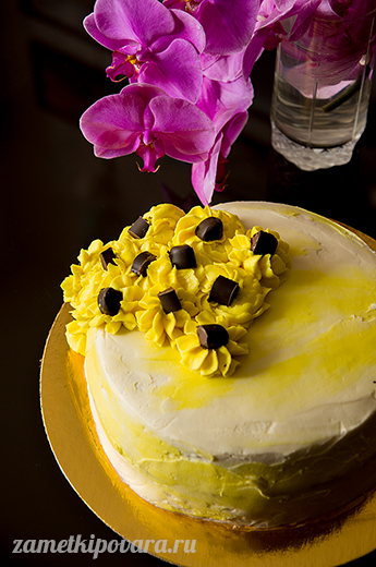 Бисквитный торт с персиками и кремом Пломбир