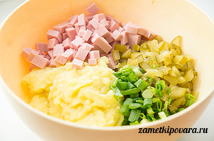 Блины, фаршированные картофелем, колбасой и солеными огурчиками