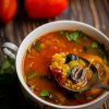 Зимний томатный суп с фасолью, пастой и маслинами
