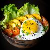 Поке с кабачками-карри, жареным яйцом и помидорами
