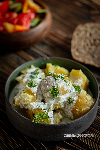 Запеченный картофель с сырно-грибным соусом – кулинарный рецепт